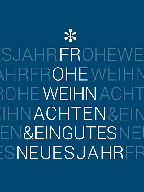Grafische Weihnachtskarte mit dunkelblauem Hintergrund. In der Mitte steht in großen weißen Buchstaben der Text ‚FROHE WEIHNACHTEN & EIN GUTES NEUES JAHR‘, vertikal in Tannenbaumform angeordnet. Darüber befindet sich ein kleines weißes Sternsymbol. Im Hintergrund sind die Worte ‚FROHE WEIHNACHTEN‘ und ‚NEUES JAHR‘ mehrfach in blasser Schrift wiederholt.